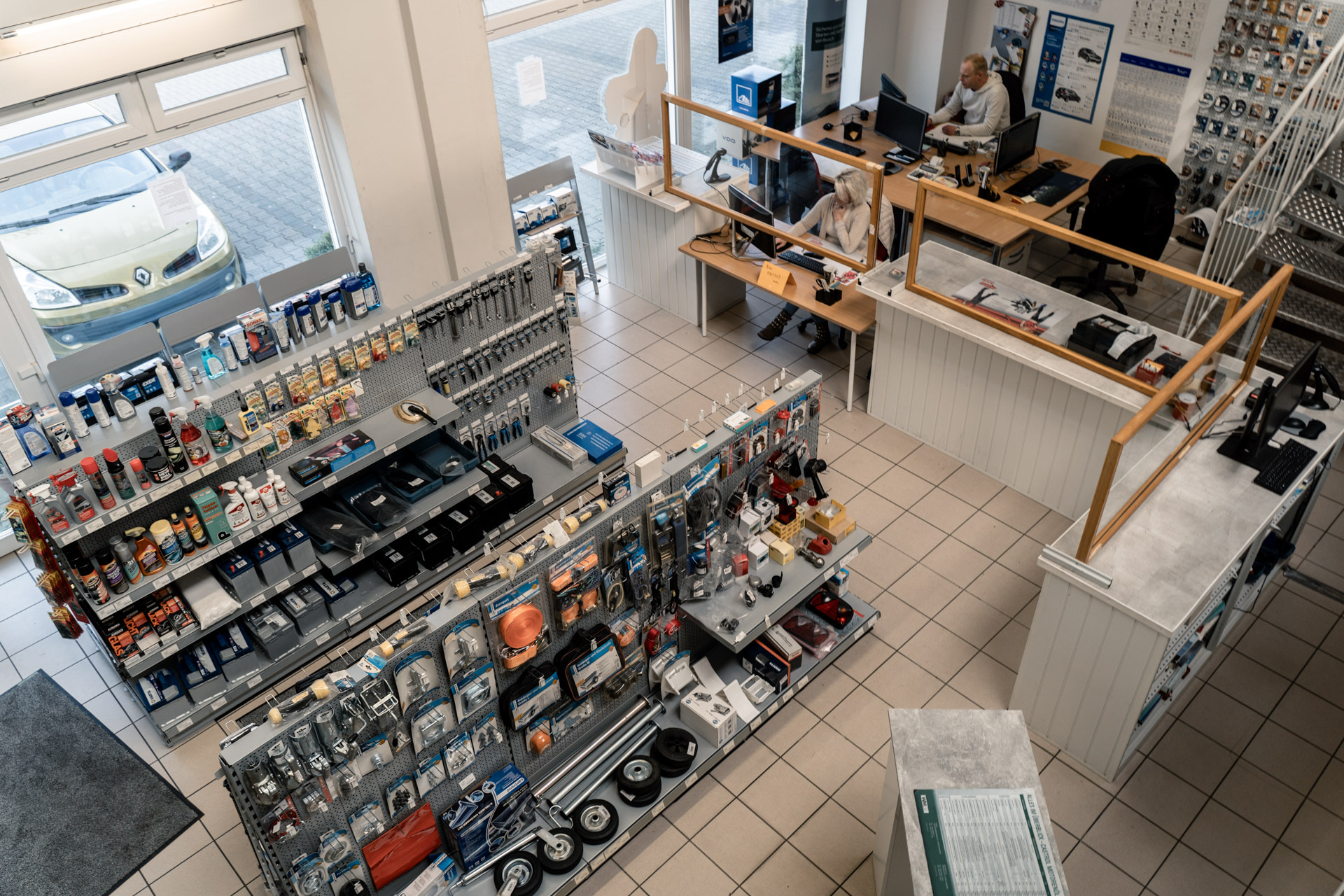 Verkaufsraum von P&A Autoteile in Recklinghausen mit Theke und Fachberatung