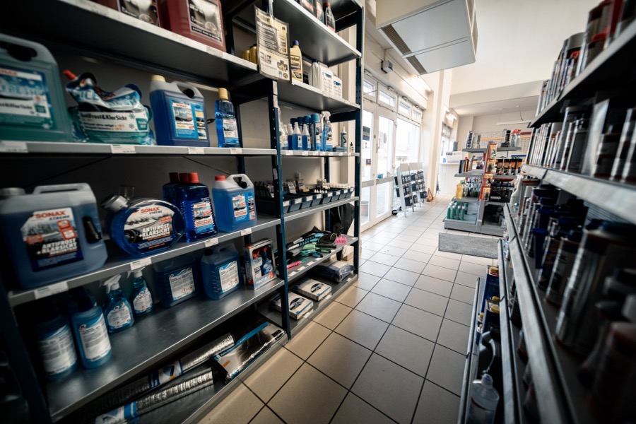 Regal mit Schmierstoffen und Pflegemitteln bei P&A Autoteile